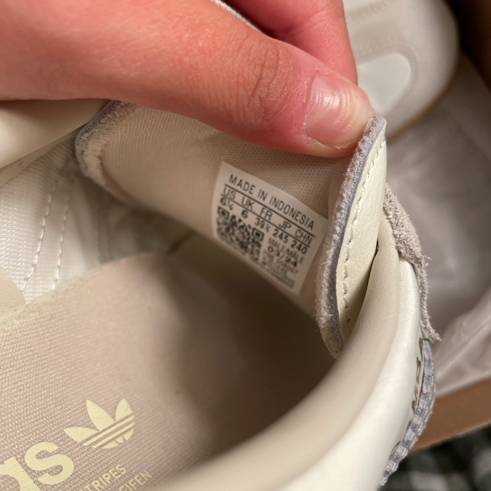BRAND NEW Adidas Samba OG “Off White/alluminum” sneakers! - Picture 2 of 8